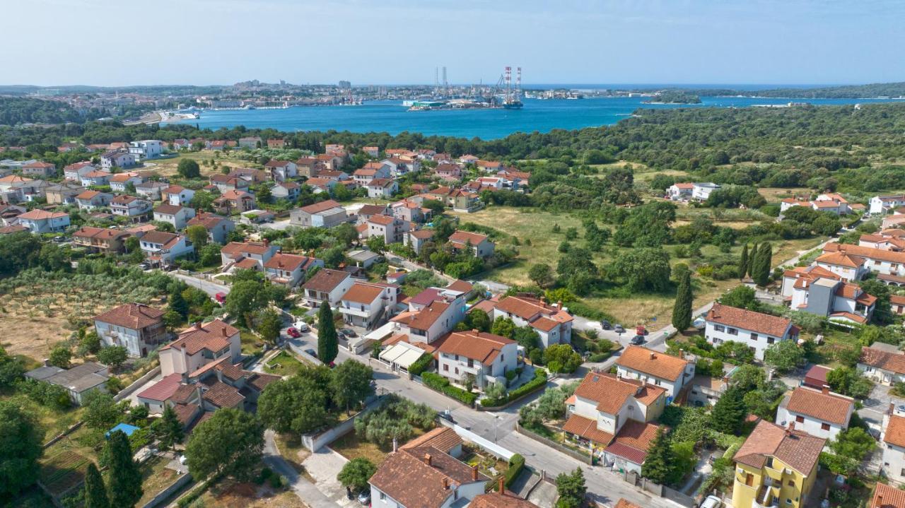 Apartments E&M Pula Bagian luar foto