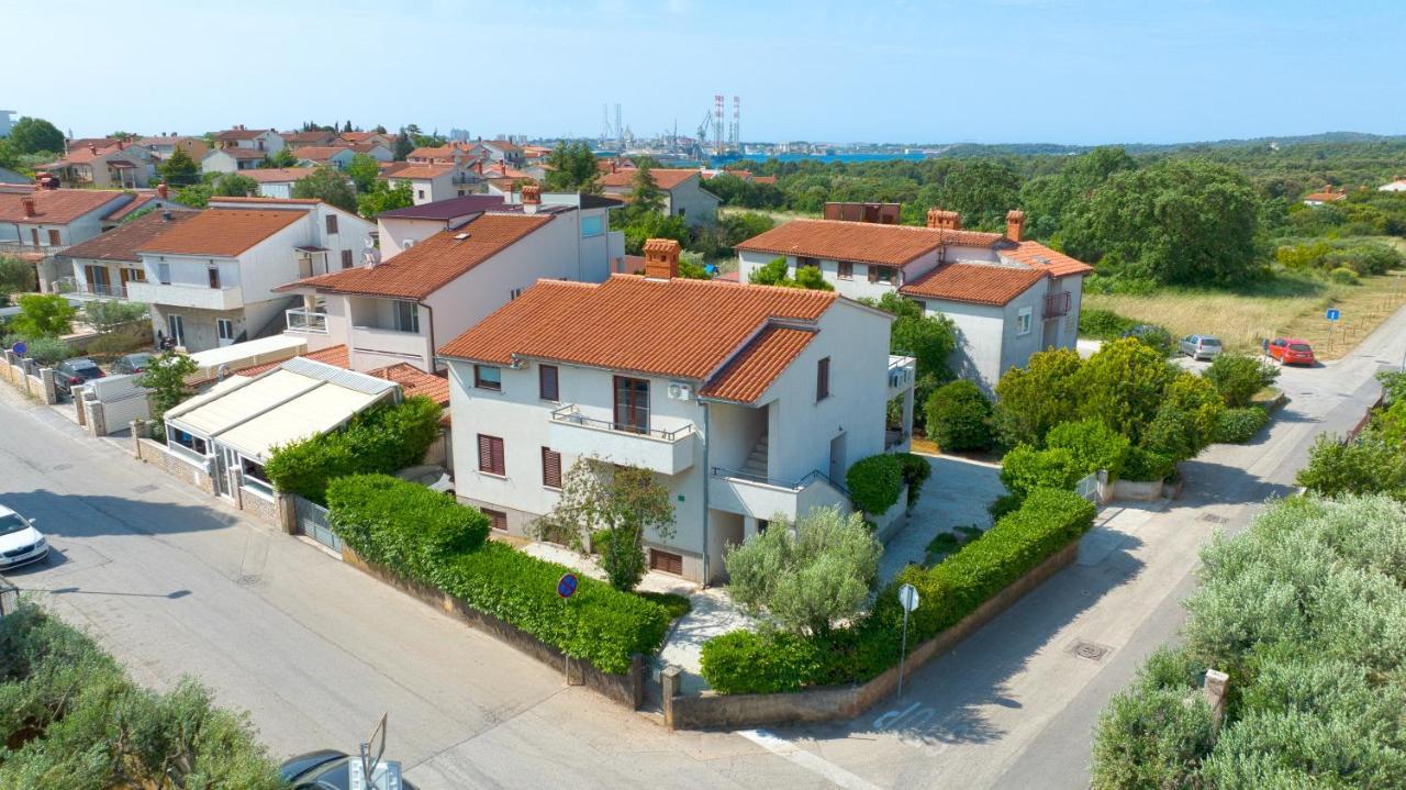 Apartments E&M Pula Bagian luar foto
